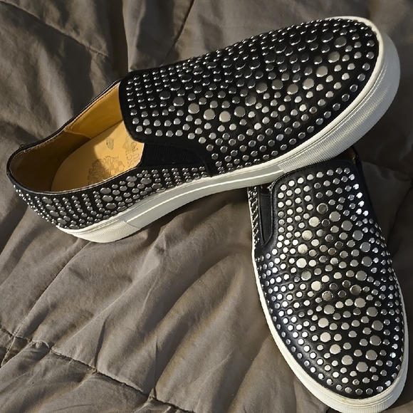 Vince Camuto womens 8 bkack leather silver studded slip on EUC - Picture 5 of 5